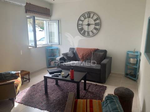 Moradia t1+1 com terraço  (remodelada)