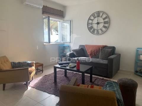 Moradia t1+1 com terraço  (remodelada)