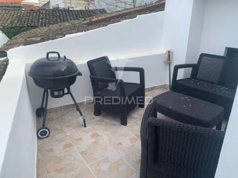 Moradia t1+1 com terraço  (remodelada)