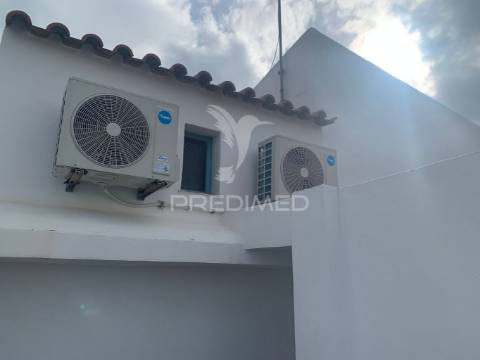 Moradia t1+1 com terraço  (remodelada)