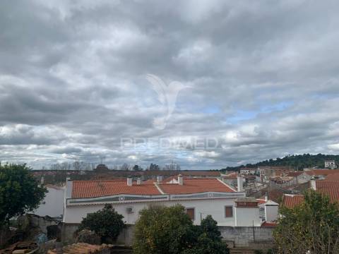 Moradia t1+1 com terraço  (remodelada)