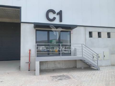 Armazém com 913m2 em arruda dos vinhos