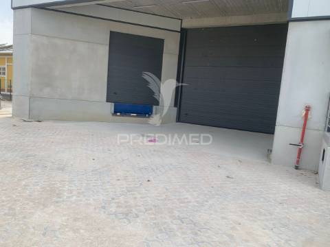 Armazém com 913m2 em arruda dos vinhos