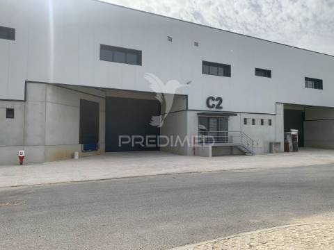 Armazém com 913m2 em arruda dos vinhos