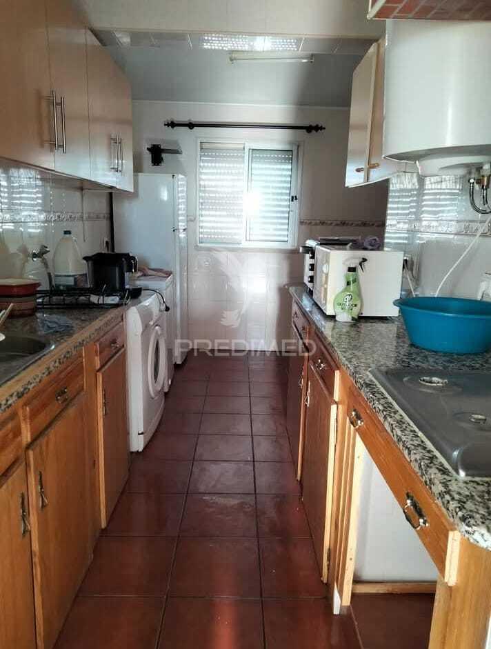 Casa fração t3 no atalaião. fizeram uma remodelação na zona da cozinha ficando mais espaçosa. casa em bom estado.