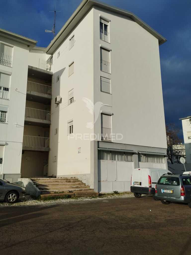 Casa fração t3 no atalaião. fizeram uma remodelação na zona da cozinha ficando mais espaçosa. casa em bom estado.