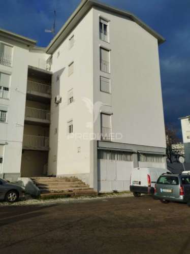Casa fração t3 no atalaião. fizeram uma remodelação na zona da cozinha ficando mais espaçosa. casa em bom estado.