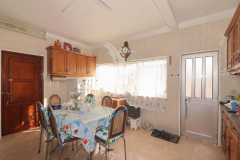 Moradias t4 + t1 com terreno urbano de 2338m2 em alenquer