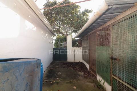 Moradias t4 + t1 com terreno urbano de 2338m2 em alenquer