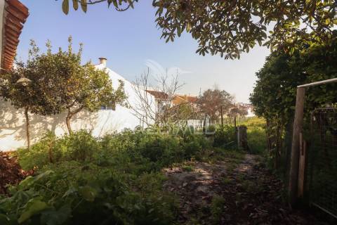 Moradias t4 + t1 com terreno urbano de 2338m2 em alenquer