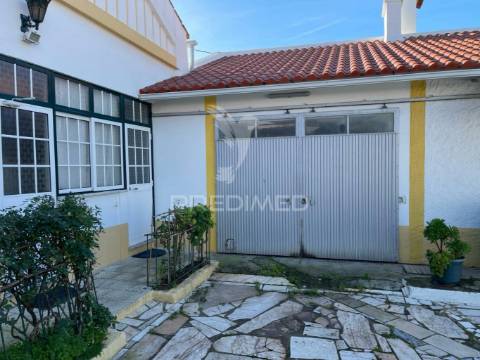 Moradias t4 + t1 com terreno urbano de 2338m2 em alenquer