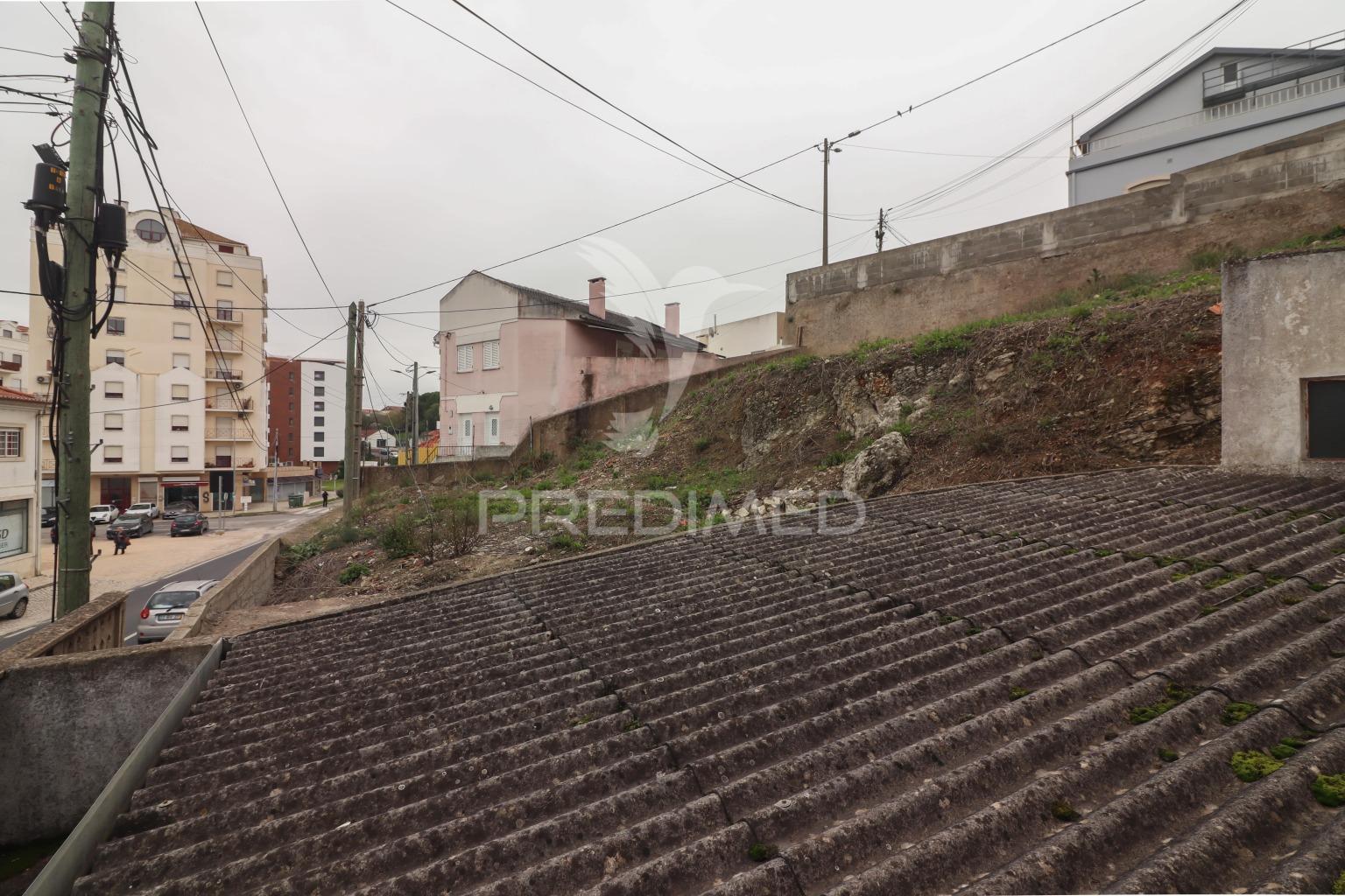 Prédio com 2 apartamentos e área de armazém em alenquer