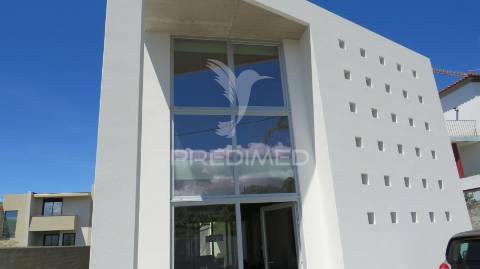 Moradia minimalista nova v4 em câmara de lobos