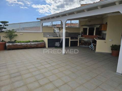 Vendo penthouse t4 nos barreiros vista funchal.