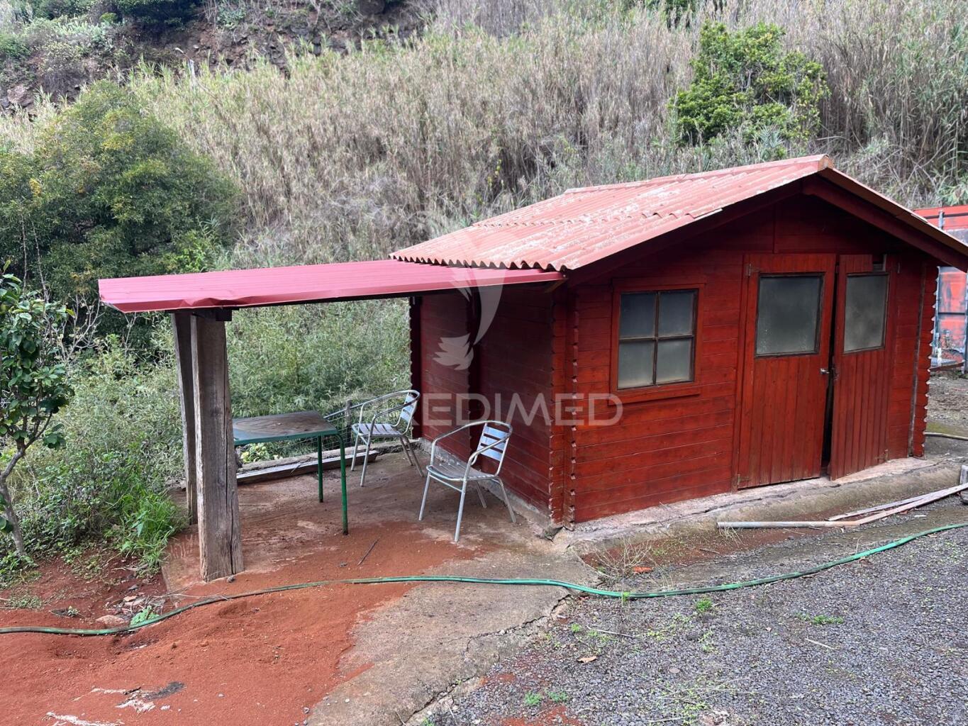 Terreno e lagar com uma furna na fajã da ovelha