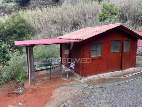 Terreno e lagar com uma furna na fajã da ovelha