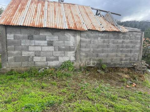 Moradia em pedra,com terreno (1.000m2) e 2 palheiros
