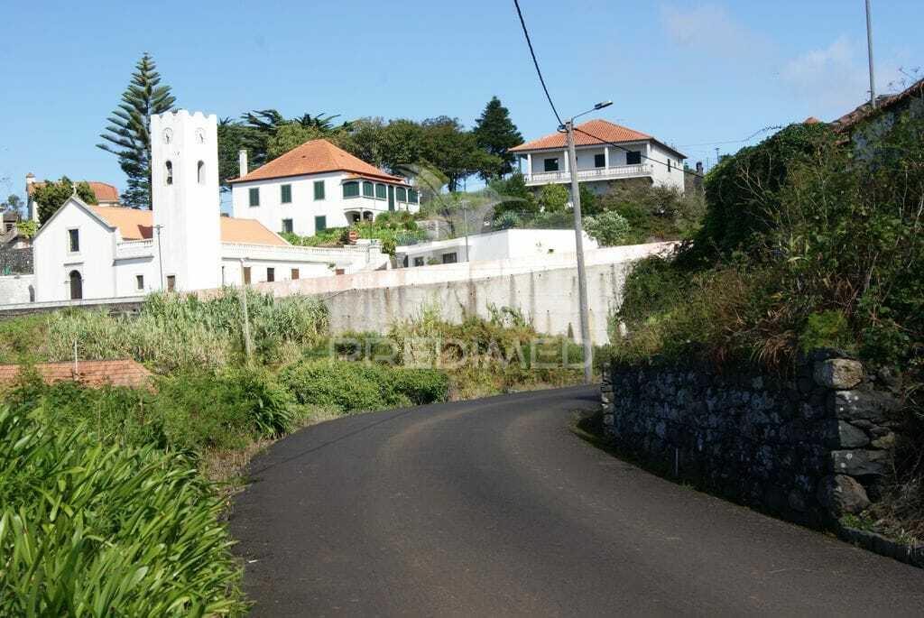 Vendo 2 moradias para recuperar implantadas num terreno de 800 m2  com projecto aprovado p. moniz