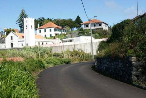 Vendo 2 moradias para recuperar implantadas num terreno de 800 m2  com projecto aprovado p. moniz