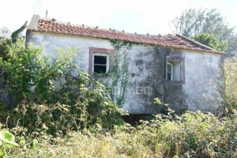 Vendo 2 moradias para recuperar implantadas num terreno de 800 m2  com projecto aprovado p. moniz