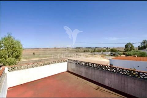 Moradia t3 com quintal e garagem totalmente renovada em entradas, castro verde