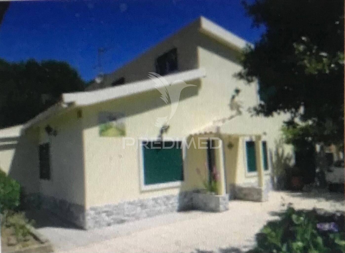 Quinta com moradia v3 e piscina