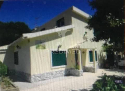 Quinta com moradia v3 e piscina