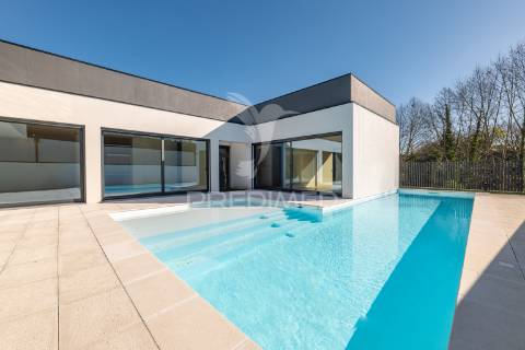 Moradia de sonho com piscina e acabamentos de luxo