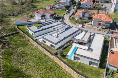 Moradia de sonho com piscina e acabamentos de luxo