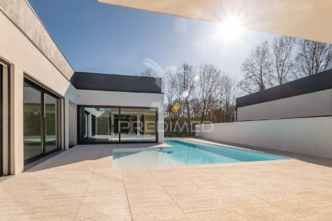 Moradia de sonho com piscina e acabamentos de luxo
