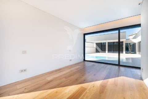 Moradia de sonho com piscina e acabamentos de luxo