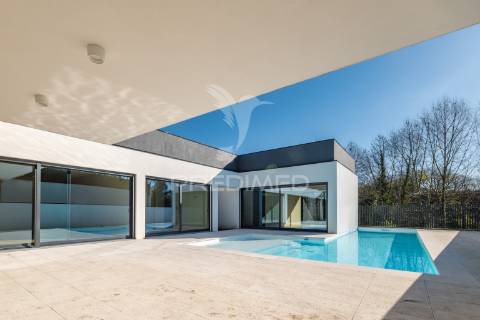 Moradia de sonho com piscina e acabamentos de luxo