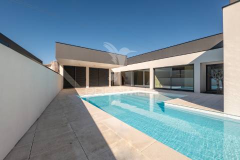 Moradia de sonho com piscina e acabamentos de luxo