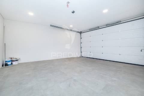 Moradia de sonho com piscina e acabamentos de luxo