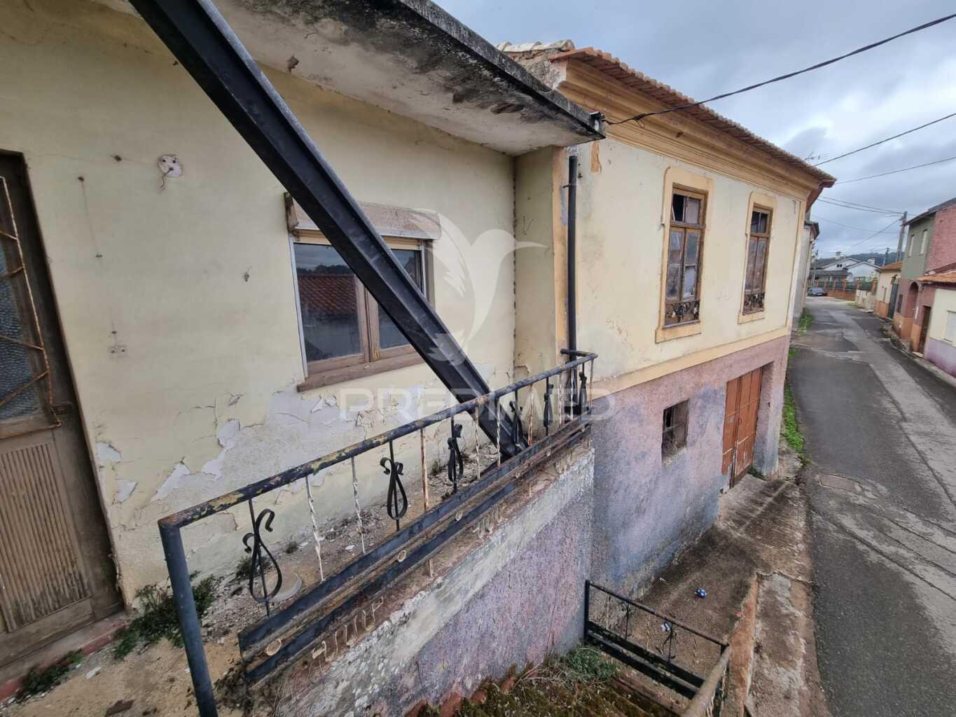 Moradia com grande potencial para restauro