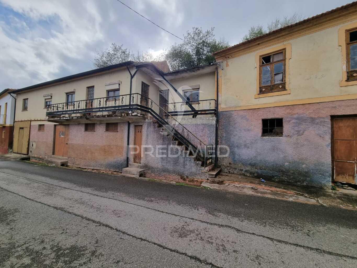 Moradia com grande potencial para restauro