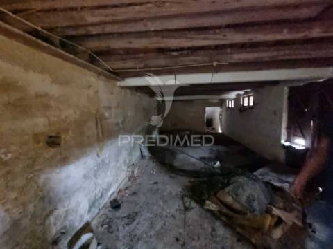 Moradia com grande potencial para restauro