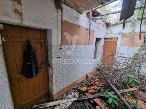 Moradia com grande potencial para restauro