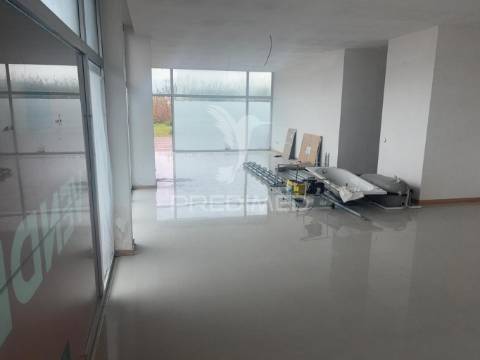 Loja com potencial para conversão em apartamento t2