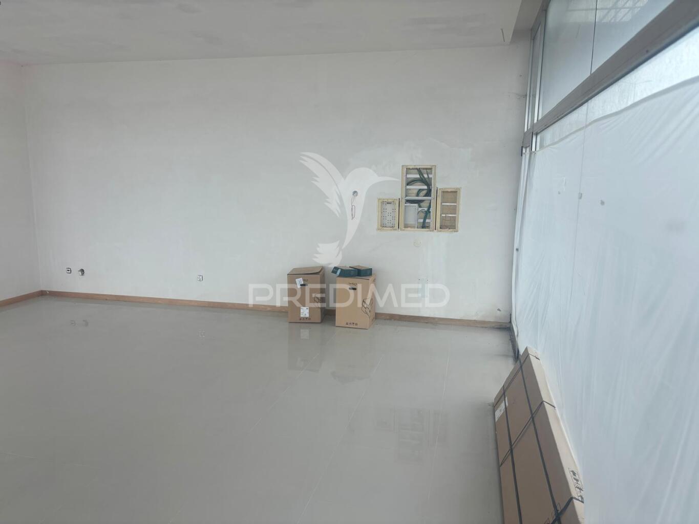 Loja com potencial para conversão em apartamento t2