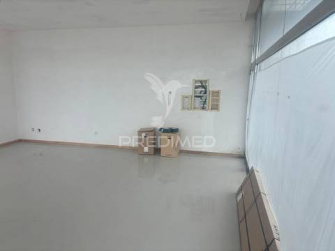 Loja com potencial para conversão em apartamento t2