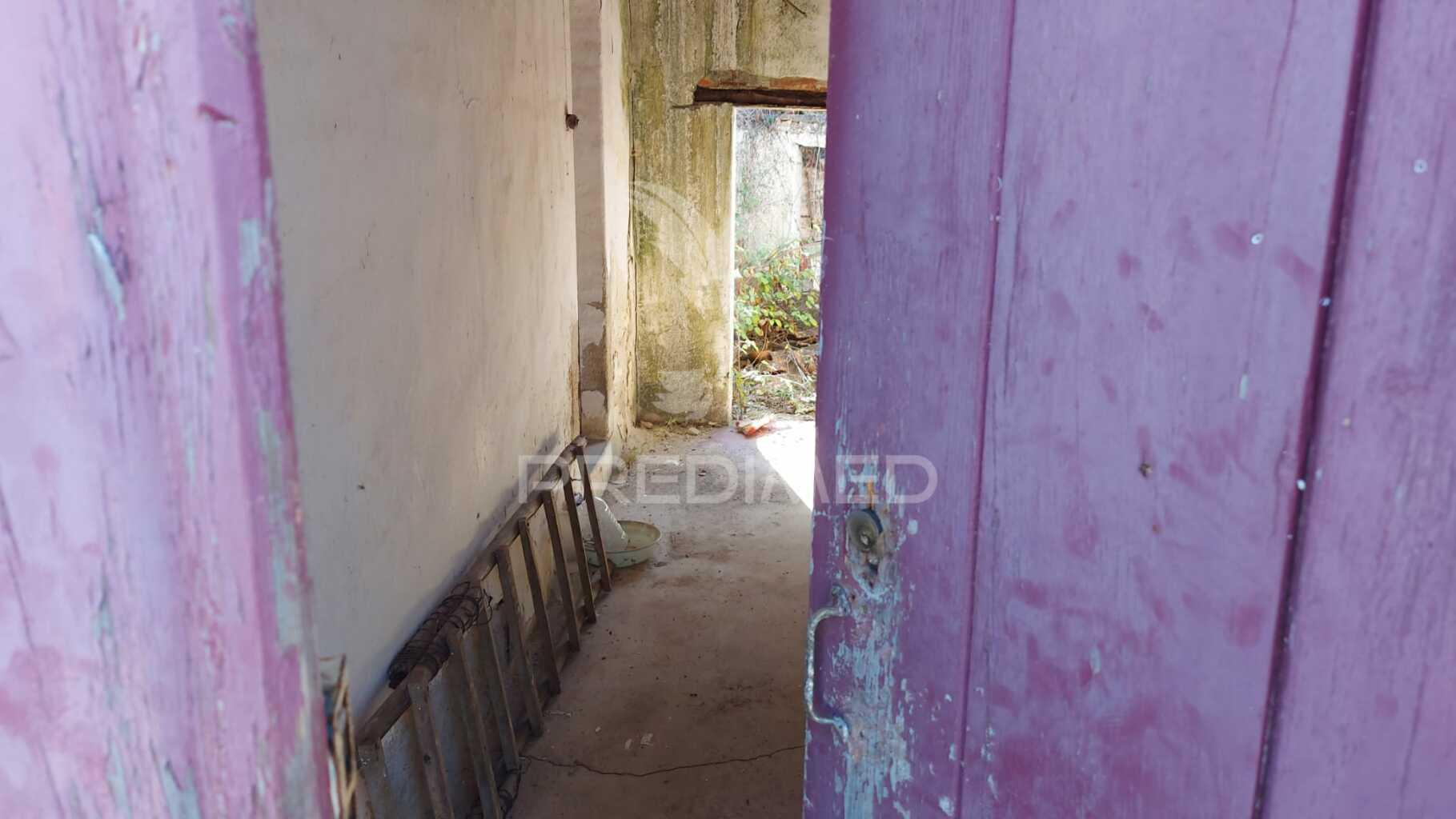Moradia t2 para recuperar comterreno com 5.394m2 , santarém.
