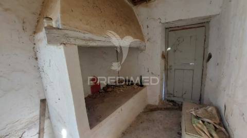 Moradia t2 para recuperar comterreno com 5.394m2 , santarém.