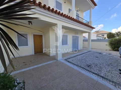 Moradia t3 + 2 em zona nobre da marisol , a 5 min das praias