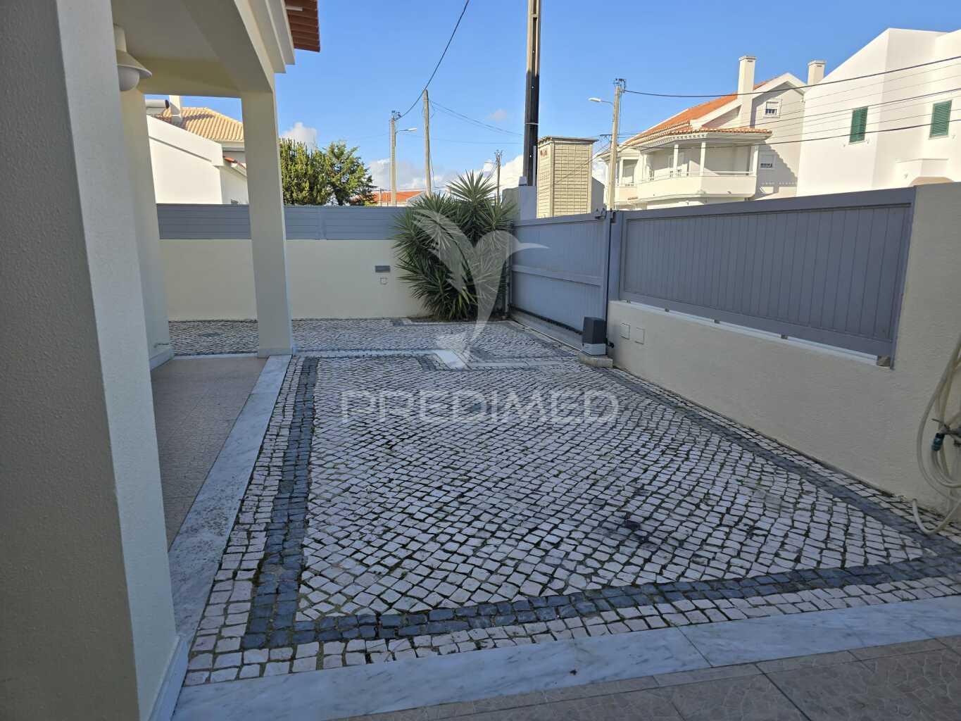 Moradia t3 + 2 em zona nobre da marisol , a 5 min das praias