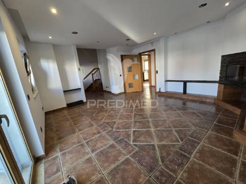 Moradia t3 + 2 em zona nobre da marisol , a 5 min das praias