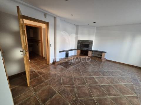Moradia t3 + 2 em zona nobre da marisol , a 5 min das praias