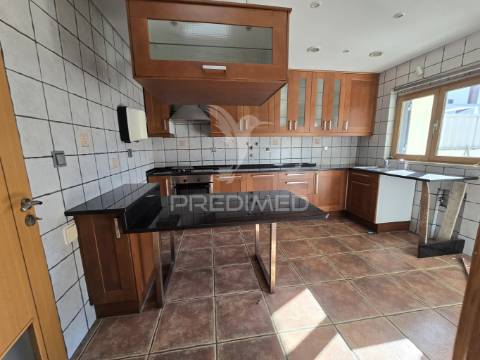 Moradia t3 + 2 em zona nobre da marisol , a 5 min das praias