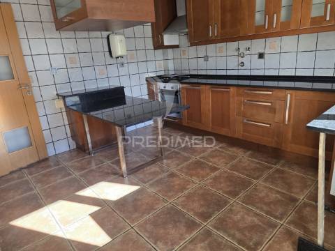 Moradia t3 + 2 em zona nobre da marisol , a 5 min das praias