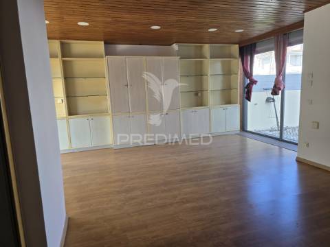 Moradia t3 + 2 em zona nobre da marisol , a 5 min das praias
